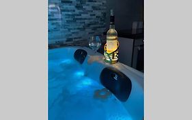 Joli T2, Jacuzzi, Lit Rond, Jardin, Parking Prive, Metro